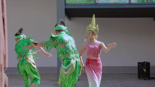 孔雀舞视频云南芒市瑞丽傣族民间孔雀舞表演
