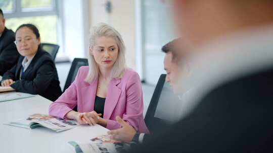 4K商务洽谈签约老外握手合作成功