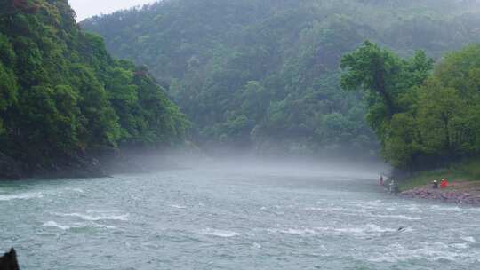 雨天在雾气层层的溪流钓鱼