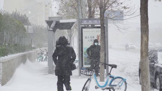 大雪纷飞