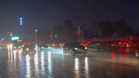 暴雨中夜晚公路车流的车辆