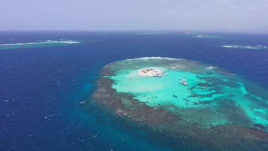 加勒比珊瑚岛令人惊叹的空中弧线，沙洲，帕莱索岛