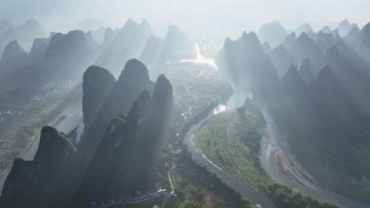 航拍桂林山水漓江晨光中的山峰