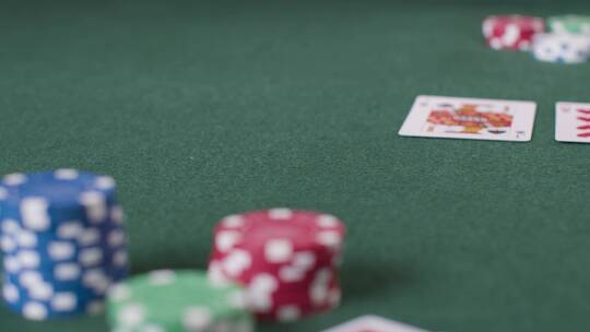 扑克筹码被下注的特写镜头