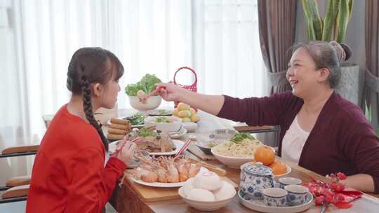 妈妈用饺子喂女儿