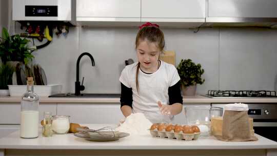 可爱的小女孩独自站在舒适的厨房里做饭孩子