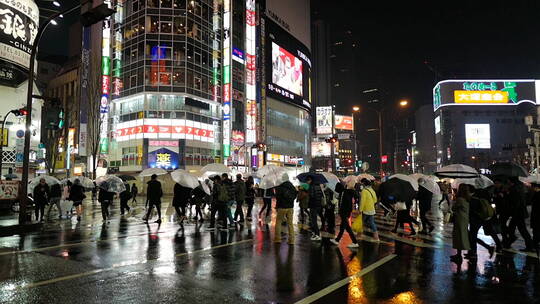 日本新宿夜晚街头霓虹灯过马路