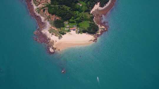 航拍平潭大嵩岛原生态海岛海浪碧海蓝天沙滩