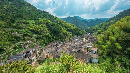 蓝天白云下的武义山下鲍村 古村落全景延时