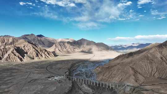 青海昆仑山脉下雅丹山谷中的青藏铁路和公路