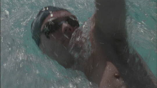 游泳运动员仰泳穿过游泳池视频素材模板下载