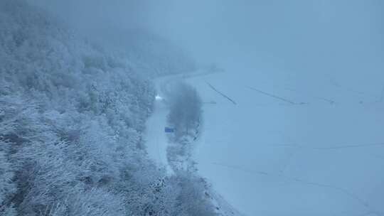 东北冬天暴雪大雪中的林海雪原