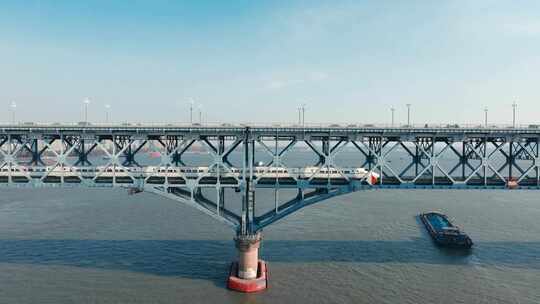 高铁 动车 和谐号经过南京长江大桥