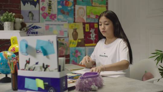 隔离期间在家学习的女孩