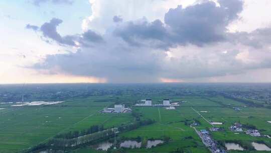 航拍平原地区局部下雨暴雨雨幕夕阳乌云