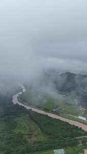 雨雾中的山林田园