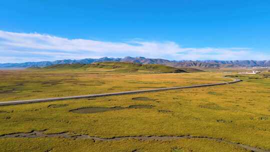 航拍车辆行驶在草原公路风景