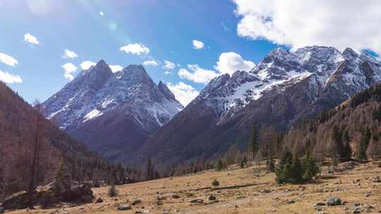 四姑娘山景区内雪山风光