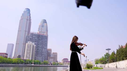 小提琴家天津海河边拉小提琴1