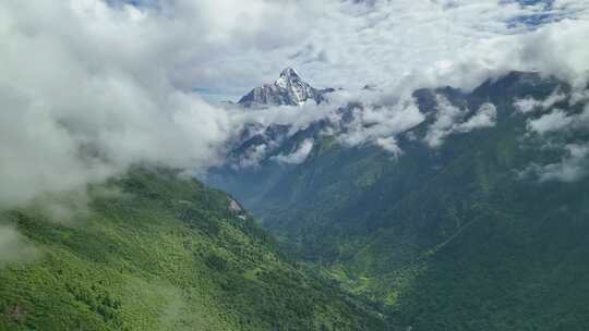 航拍云雾缭绕的四川阿坝四姑娘山幺妹峰