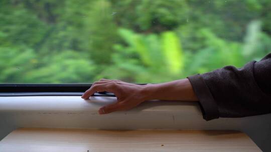 火车车窗旁灵动的男生的手