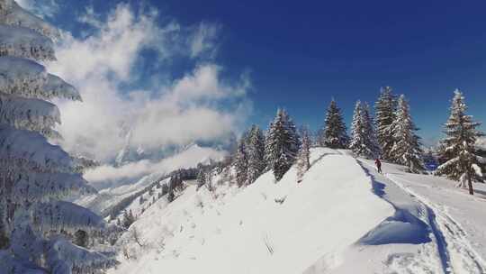 女子越野滑雪爬上白雪覆盖的高山天线