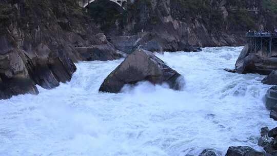 湍急河流穿过峡谷岩石间的壮观景象