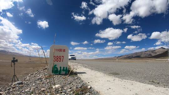 在西藏219国道新藏线上拍摄1314里程碑延时