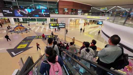 四川成都天府国际机场出发大厅扶梯的乘客视频素材模板下载