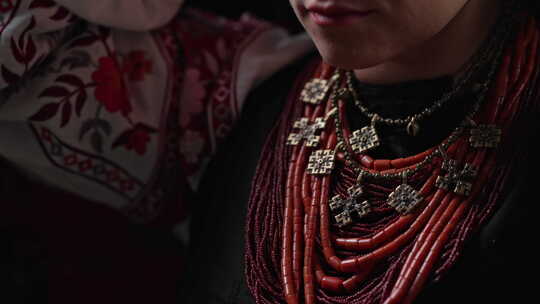 乌克兰女子摘下正宗珠宝项链