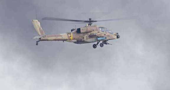 军用直升机在烟雾弥漫的天空中飞行