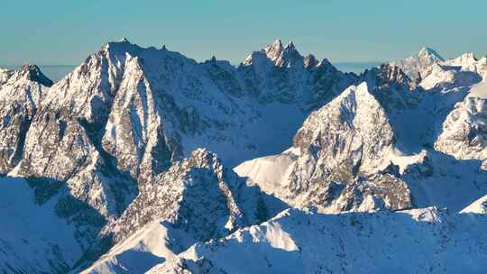 航拍雪山日照金山