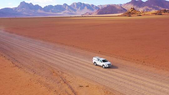 航拍一辆汽车行驶在沙漠公路上视频素材模板下载