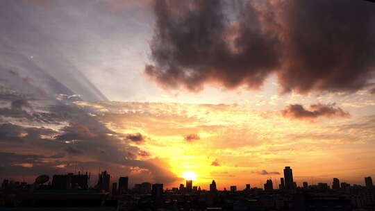 夕阳下城市天空的延时摄像