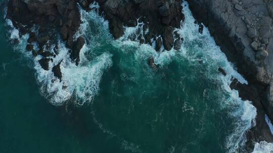 海浪冲击岩石 航拍4k平潭岛