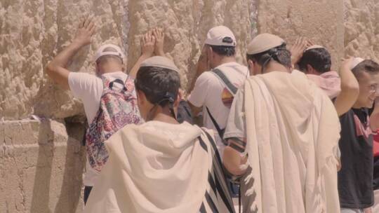 在耶路撒冷的墙前祈祷的人们