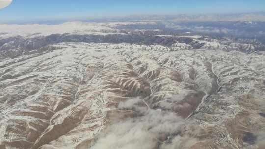 飞机窗外看西北贫瘠苍茫的土地和雪景