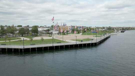 无人机拍摄了伊丽莎白新泽西海港和海港公园，展示了飘扬的美国国旗