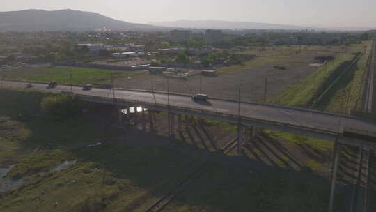 一架越野车驶过铁路桥的空中跟踪照片