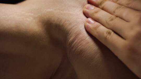 男性抚摸壮硕的肱二头肌视频素材模板下载