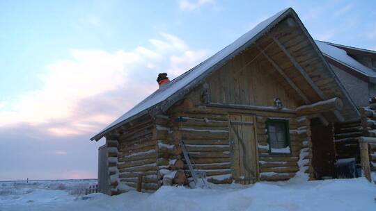 雪地里的小木屋视频素材模板下载