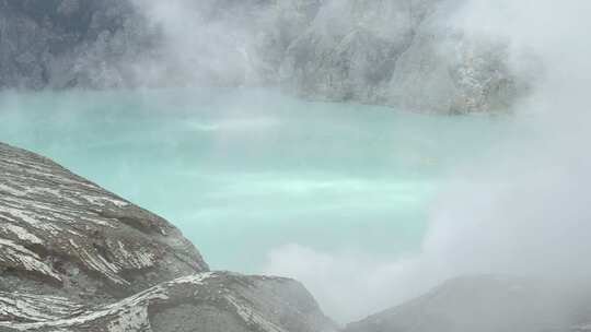 火山中的湖泊和烟雾