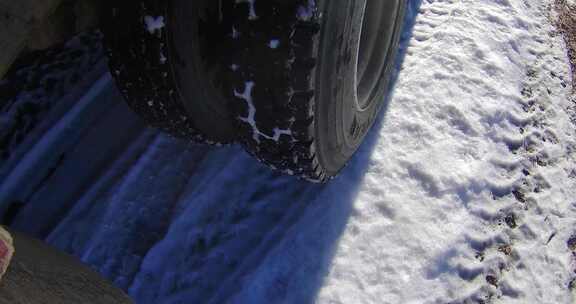 谷物卡车上的双轮穿过白雪皑皑的农场