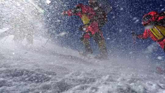 风雪中攀登冰川之父慕士塔格峰雪山的登山队