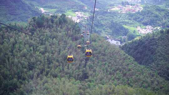 乘坐缆车景区索道观光缆车特写森林山上风景