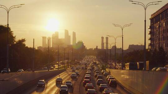 太阳照射下早晨傍晚 城市的交通特写