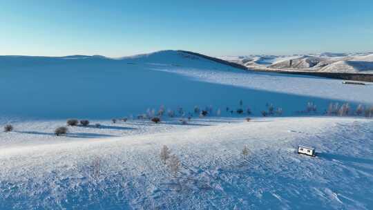 航拍冬季雪野中孤零零小屋