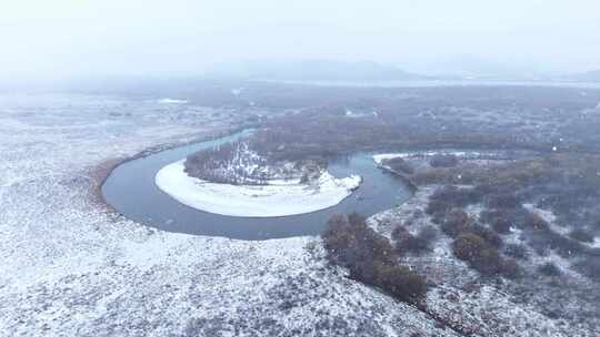 雪花飞舞飘落在湿地河流