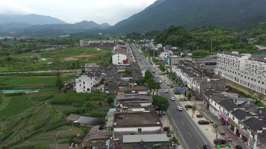 一支车队在皖南的道路上奔驰