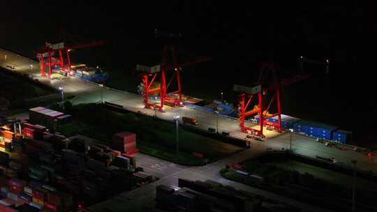 航拍长江龙潭港集装箱货运车辆货轮塔吊夜景